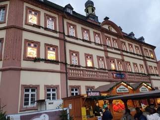 Ein Bild, das Gebude, drauen, Himmel, Fenster enthlt.

Automatisch generierte Beschreibung